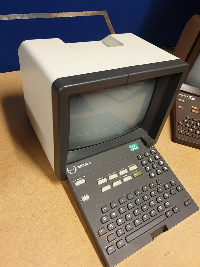 Vieux Minitel Alcatel Telic V1 Avec Combiné Qui S'allume - PTT - Collection